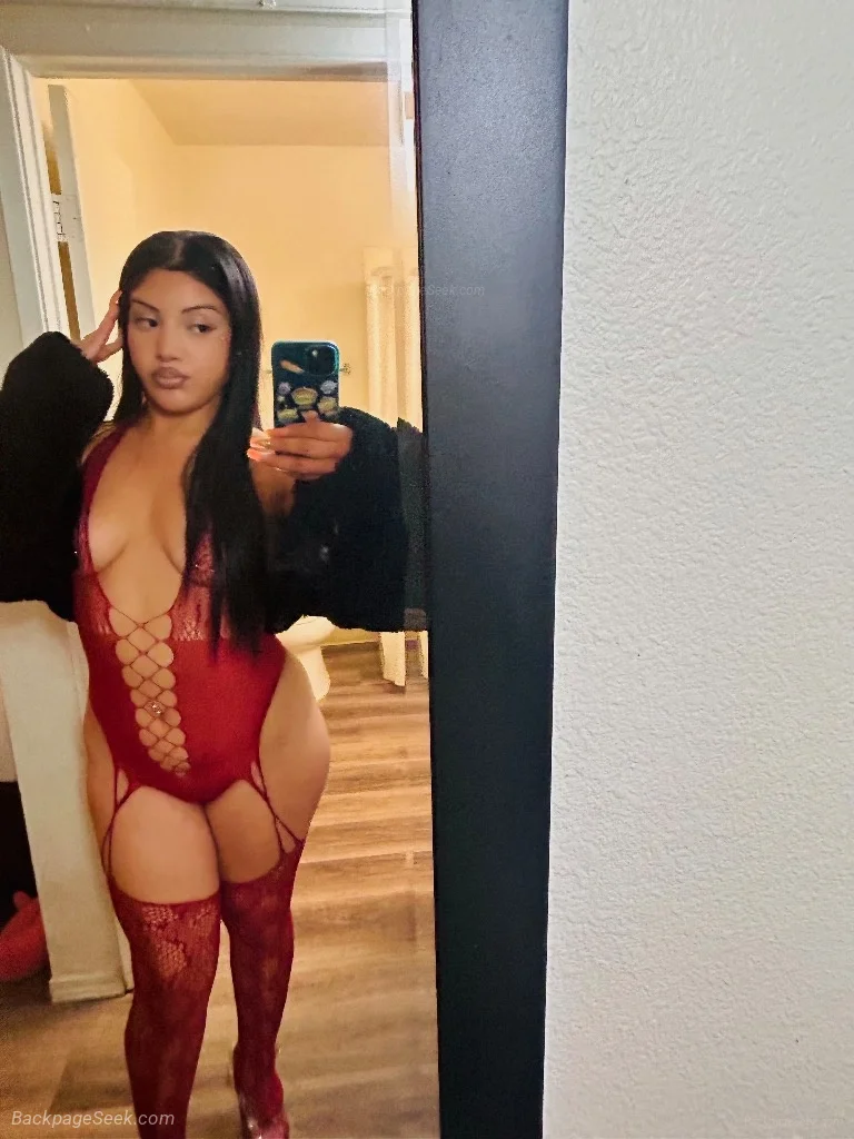 5'2 CURVY LATINA AVAILABLE NOW
