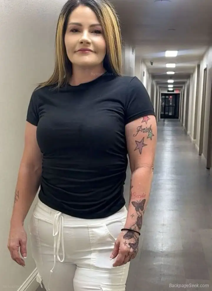 5'2 light green eyes, mesmerizing, seductive cutie