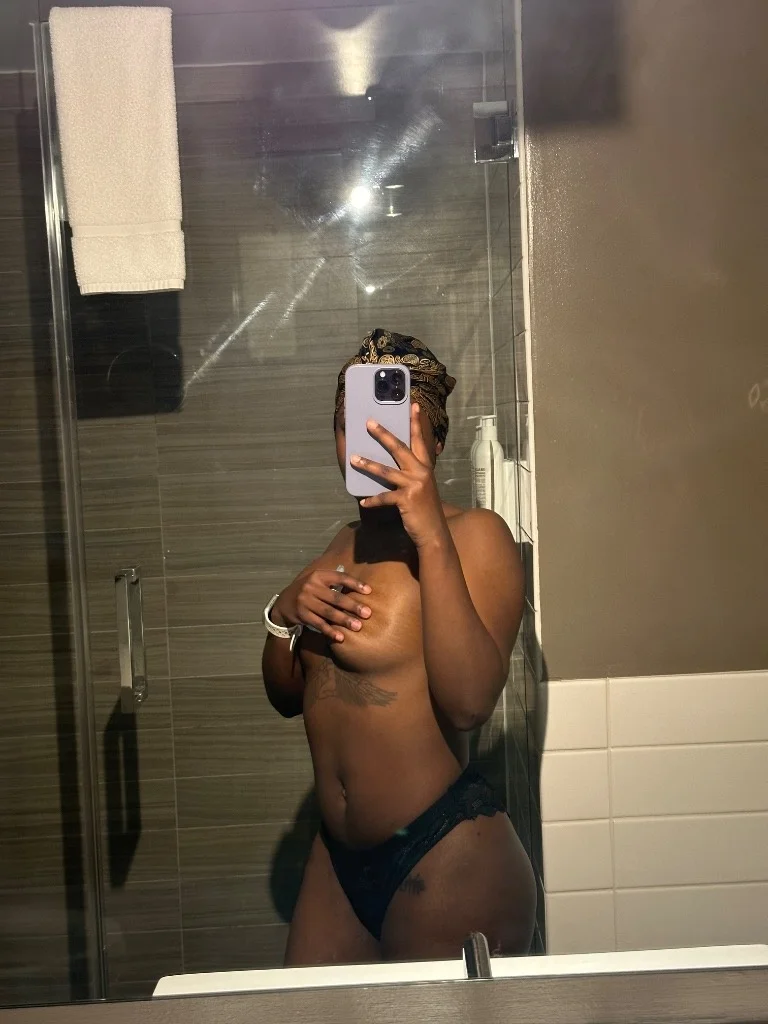 4'11 petite pleasure island in Greensboro – Women Seeking Men photo 4