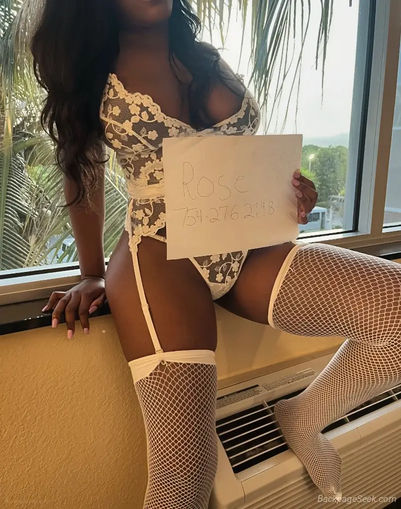 5'2 petite treat in Greensboro – Women Seeking Men photo 3