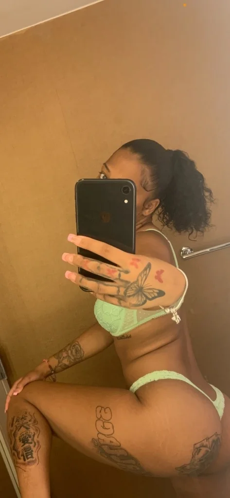 Sweet petite treat your perfect get away Wet tight sexy pics... in Houston – Women Seeking Men photo 4