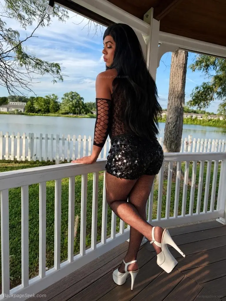 I OFFER PARTY THICK LATINA WITH A BIG AND DELICIOUS COCK