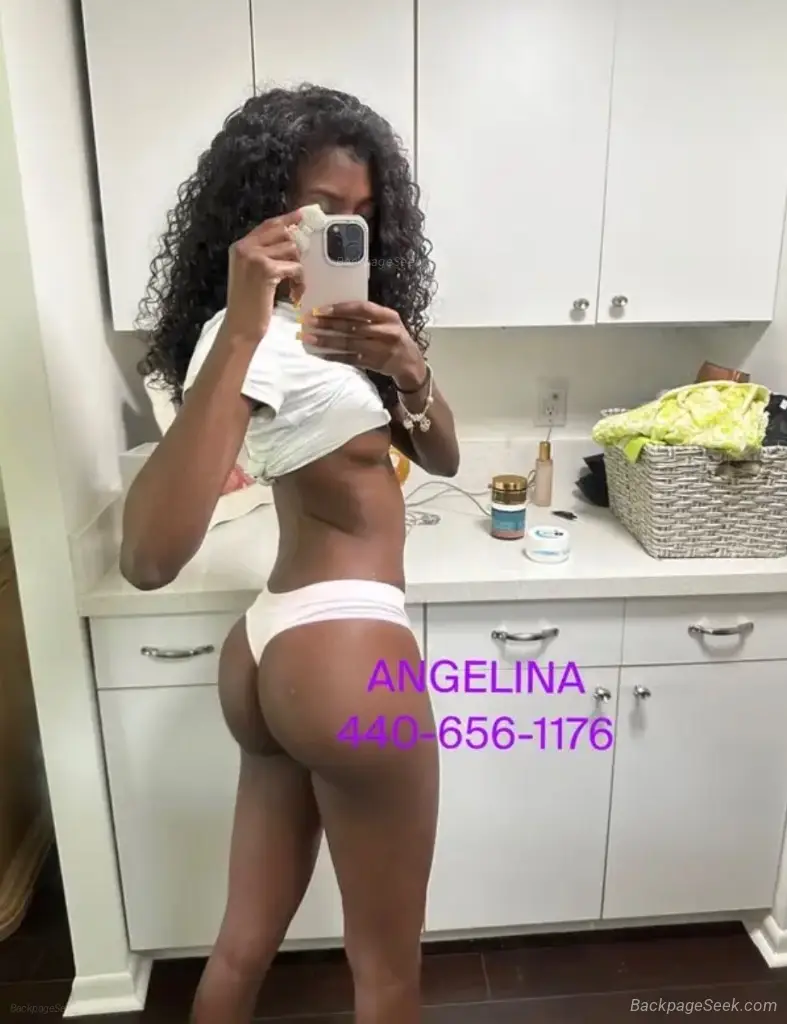 GORGEOUS BOMBSHELL WITH BIG DICK SUCKING LIPS & A SOFT NATURAL BROWN
