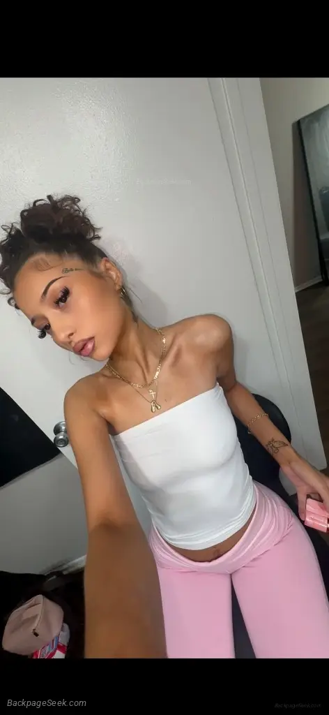 PRETTY PETITE LATINA MAMII
