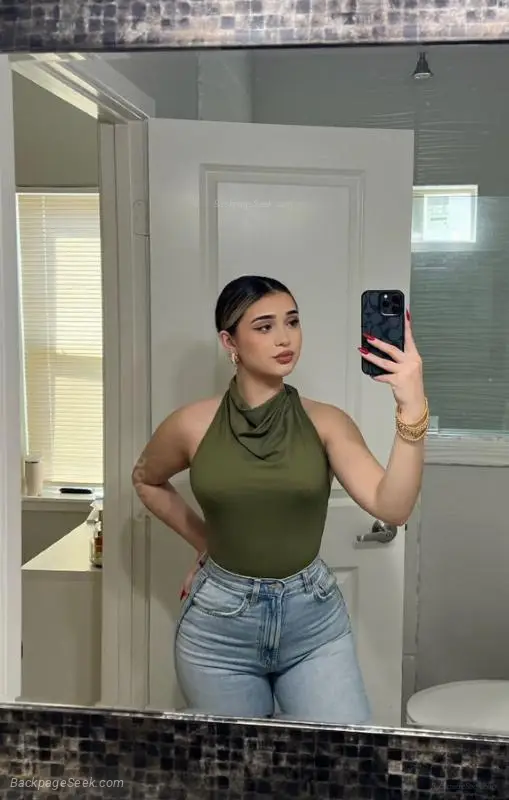 Girl-next-door with a magnetic gaze