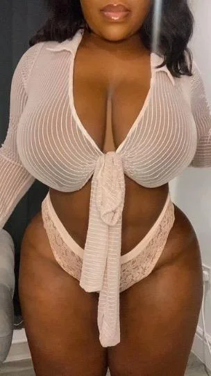 BUSTY. VOLUPTUOUS. BOMBSHELL.