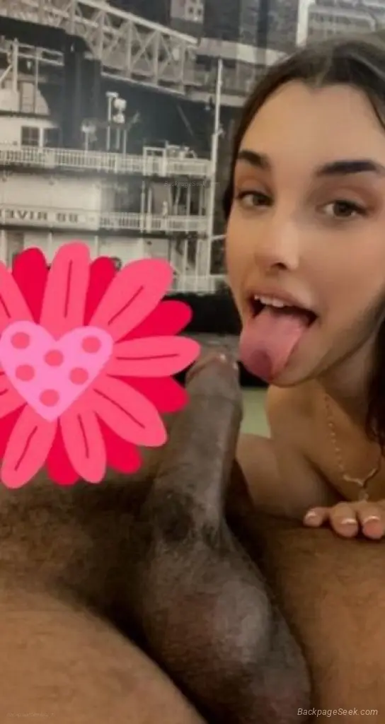 Petite and yummy treat craving a naughty fuck buddy Incall / Outcall /