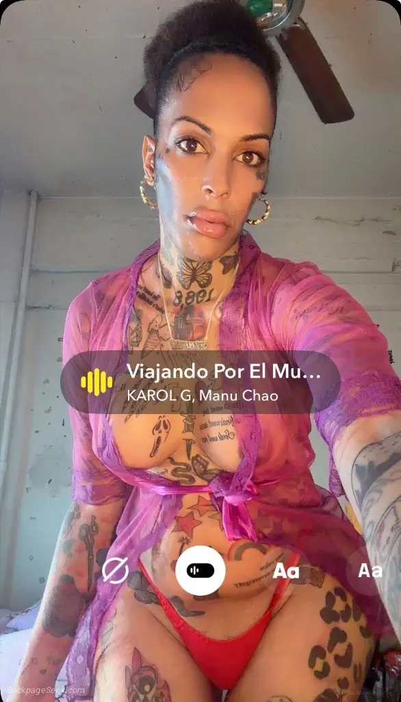 Tatted up baddie straight about business