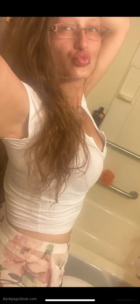 WARNING I might just be your new favorite distraction find o... in Louisville – Women Seeking Men photo 4