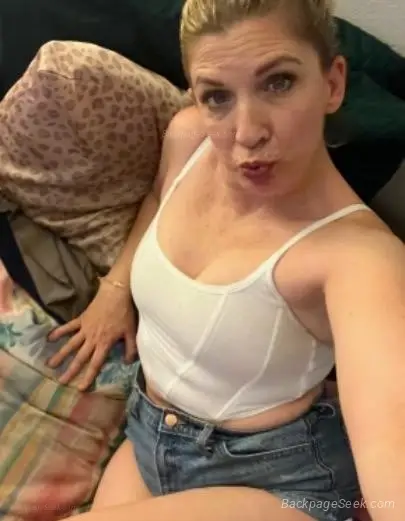 42 year old Nympho here with nipples that stay hard and a ti... in Memphis – Women Seeking Men photo 2