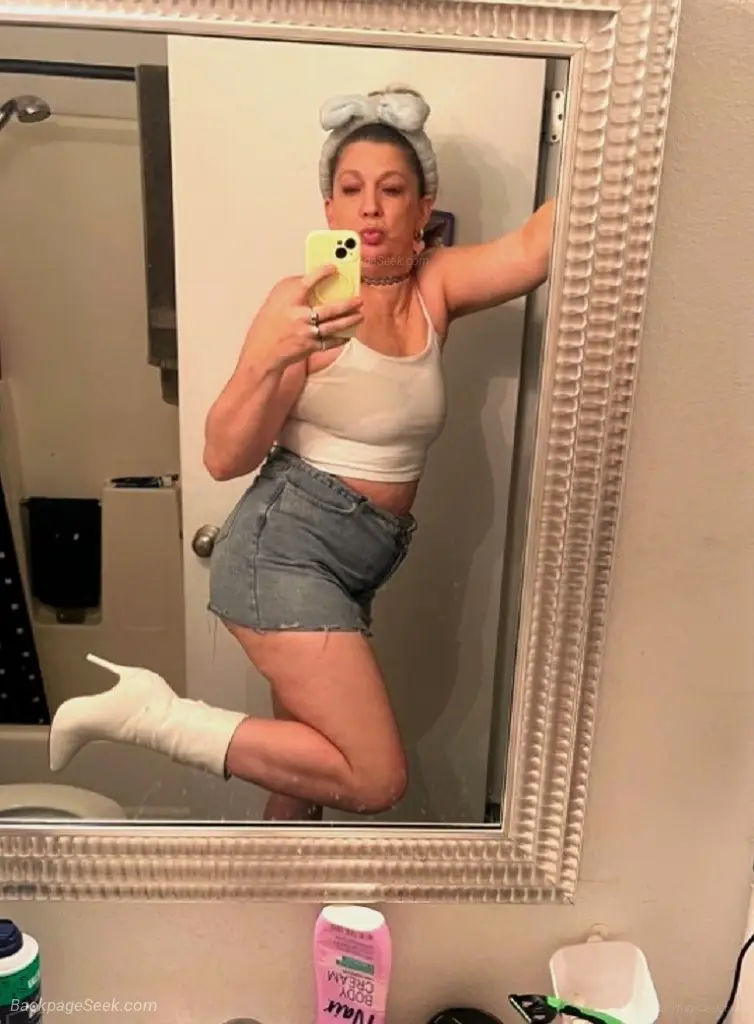 42 year old Nympho here with nipples that stay hard and a ti... in Memphis – Women Seeking Men photo 4