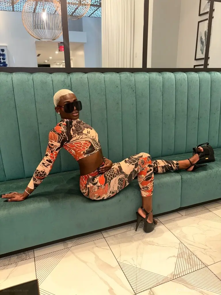 I EAT DICK REAL GOOD I SUCK DICK FROM THE BACK PAINT MY FACE... in Miami – Women Seeking Men photo 3