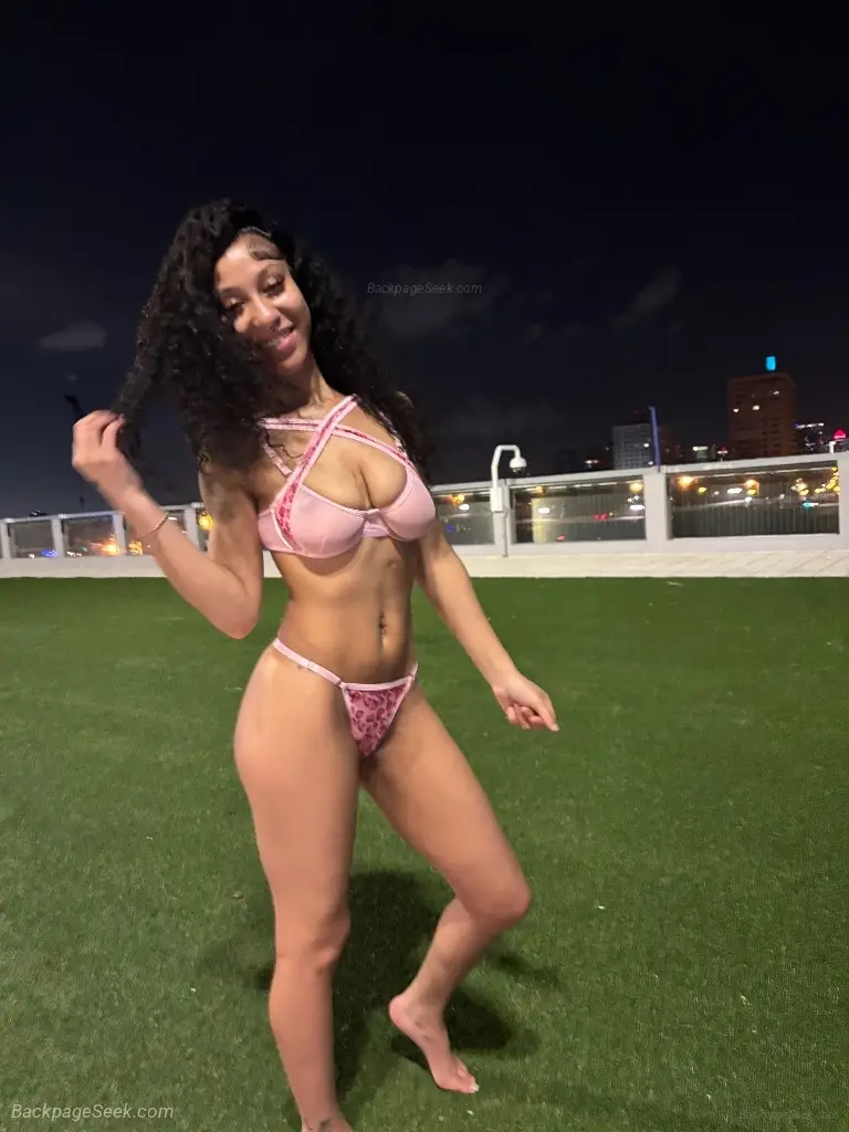 Two Red Bones Kissing in the BACK SEATTT in Miami – Women Seeking Men photo 2