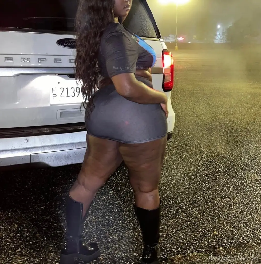 Wanna have some fun with a THICK chocolate bitch Bet I make... in Milwaukee – Women Seeking Men photo 4