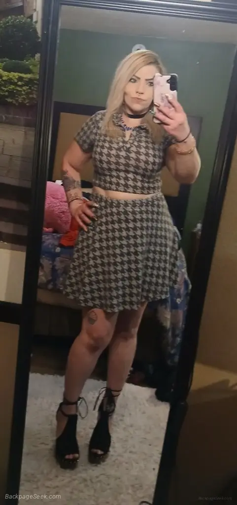 Roxie-you know im real cuz im not naked....yet!