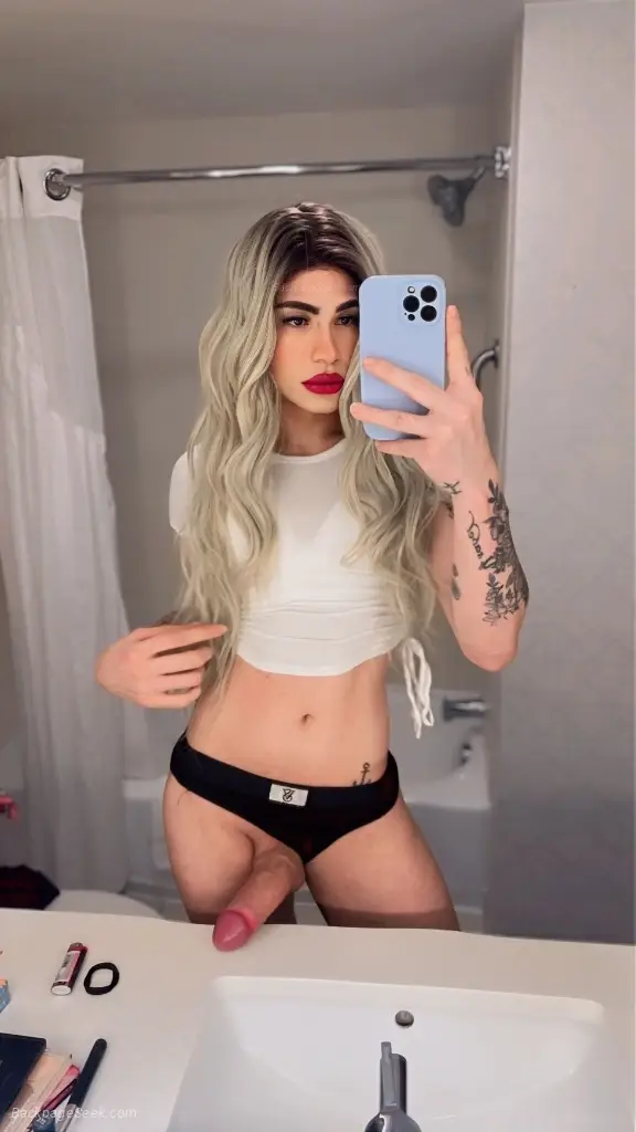 I'm Axa, a loving and kind Latina girl.