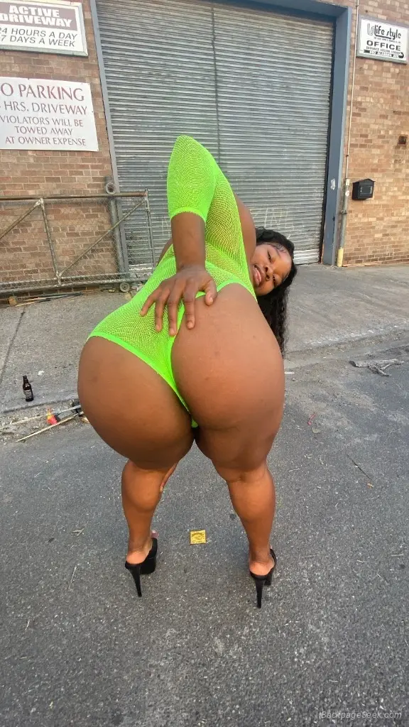 Sexy BUSTY Caramel Goddess in New Orleans – Women Seeking Men photo 2