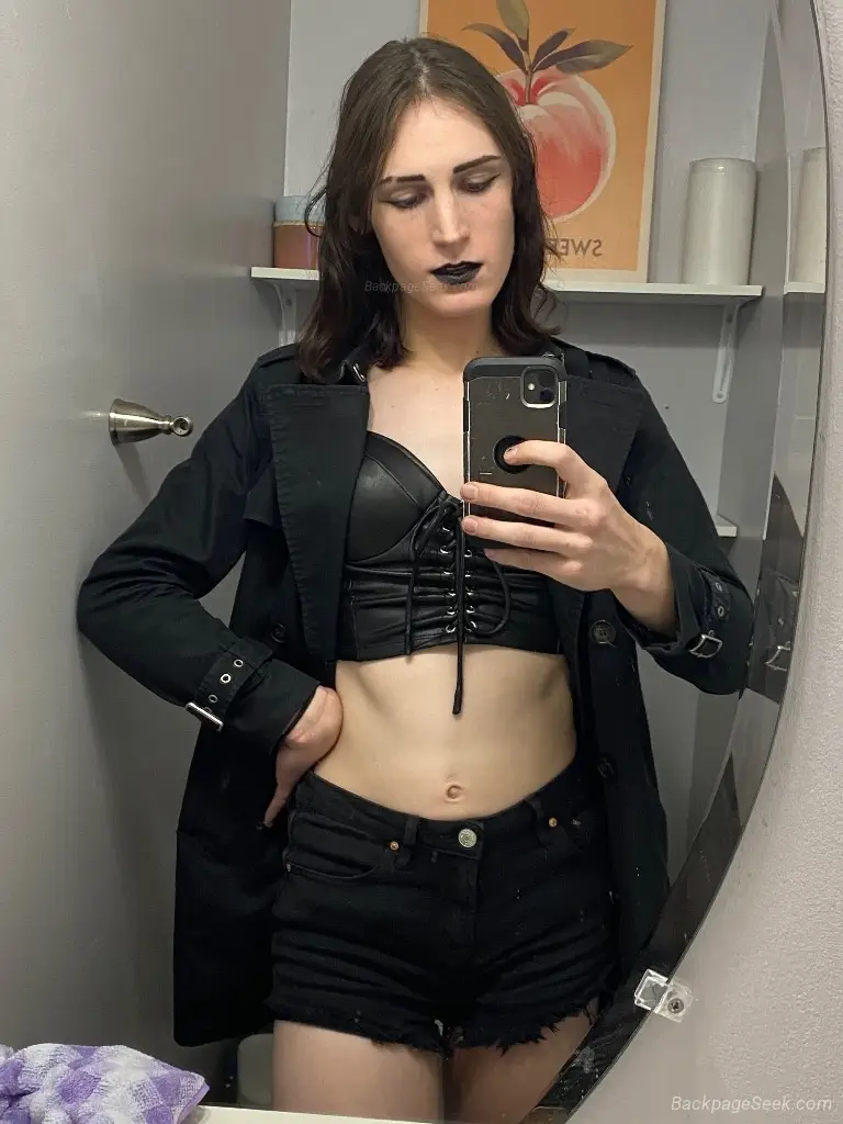 Gothic and discreet - PLEASE REVIEW FULL AD in New York – Women Seeking Men photo 3