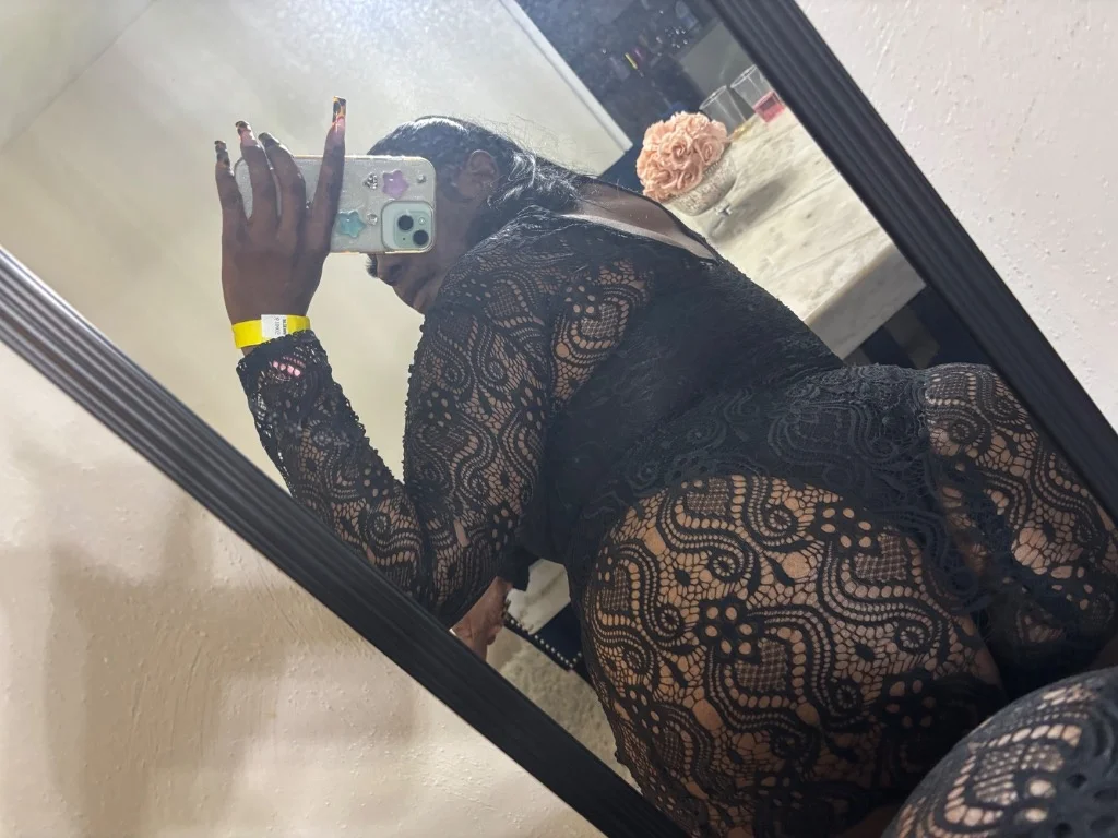 GoodThroatMolly UR private 5 GETAWAY 100 discret MAKE ME UR... in Norfolk – Women Seeking Men photo 5