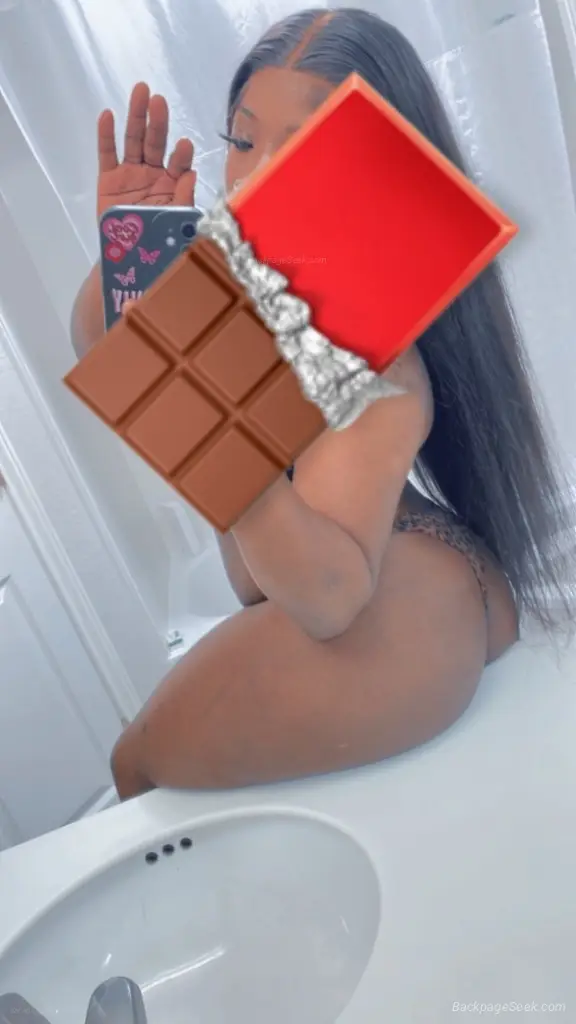 FunSize Chocolate Petite BOMBSHELL and AVAILABLE DONT MISS Y... in Norfolk – Women Seeking Men photo 2