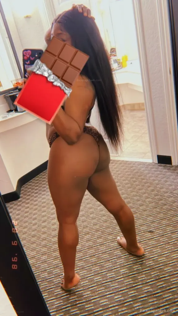 FunSize Chocolate Petite BOMBSHELL and AVAILABLE DONT MISS Y... in Norfolk – Women Seeking Men photo 3