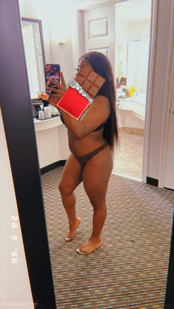 FunSize Chocolate Petite BOMBSHELL and AVAILABLE DONT MISS Y... in Norfolk – Women Seeking Men photo 4