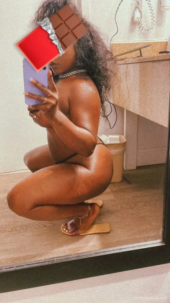 FunSize Chocolate Petite BOMBSHELL and AVAILABLE DONT MISS Y... in Norfolk – Women Seeking Men photo 6