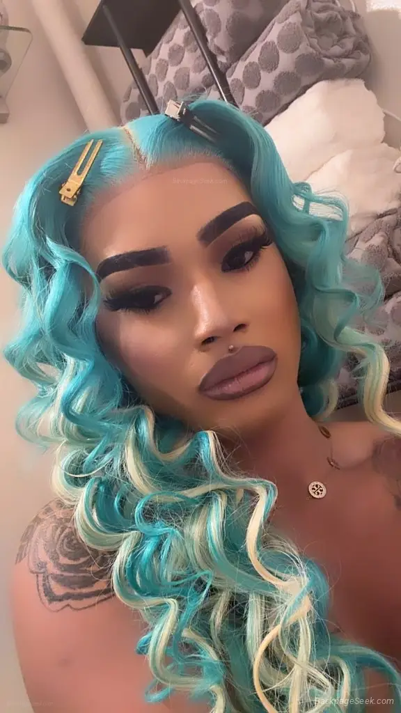 THE QUEEN IS HERE WASSUP IN THIS BISSH TELL A FRIEND TO TELL A FRIEND