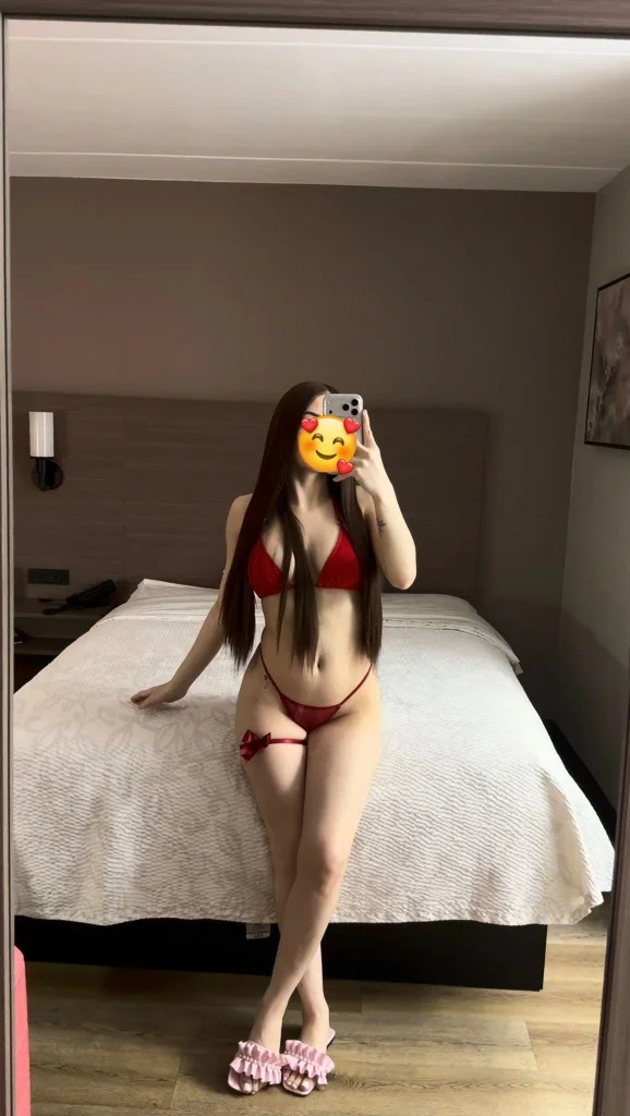 Sara, your skinny Colombian girl, is back.