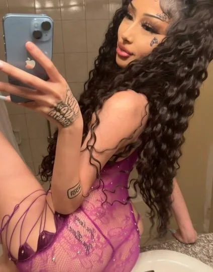 WHOS HORNY AND LOVES ASS HMU LETS HAVE ORGASM FUN