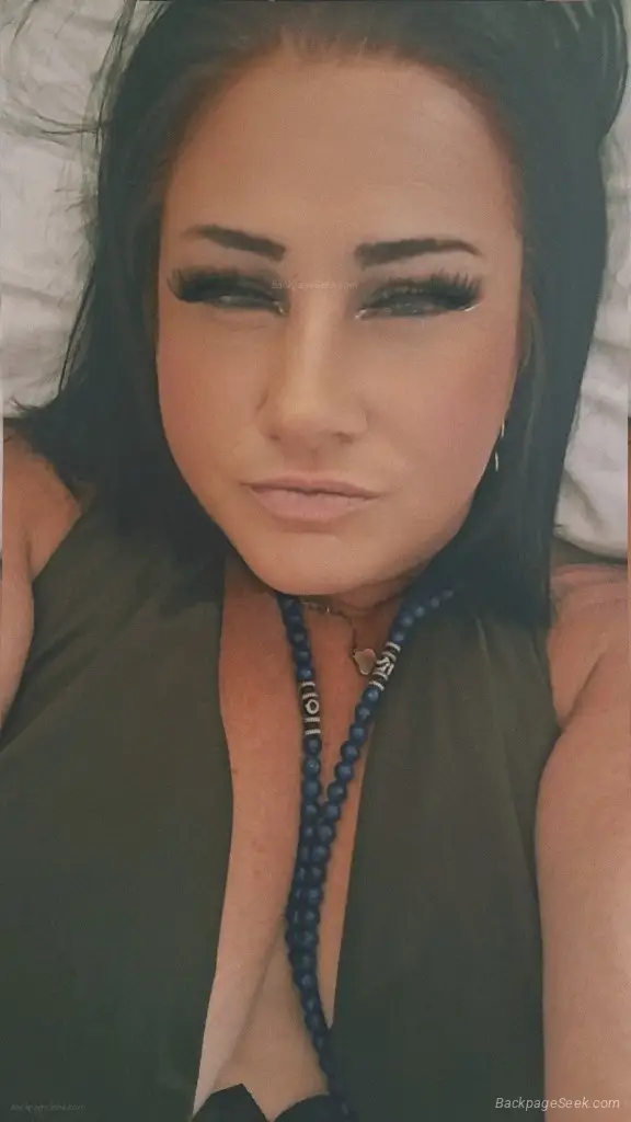 curvy queen italian Goddess