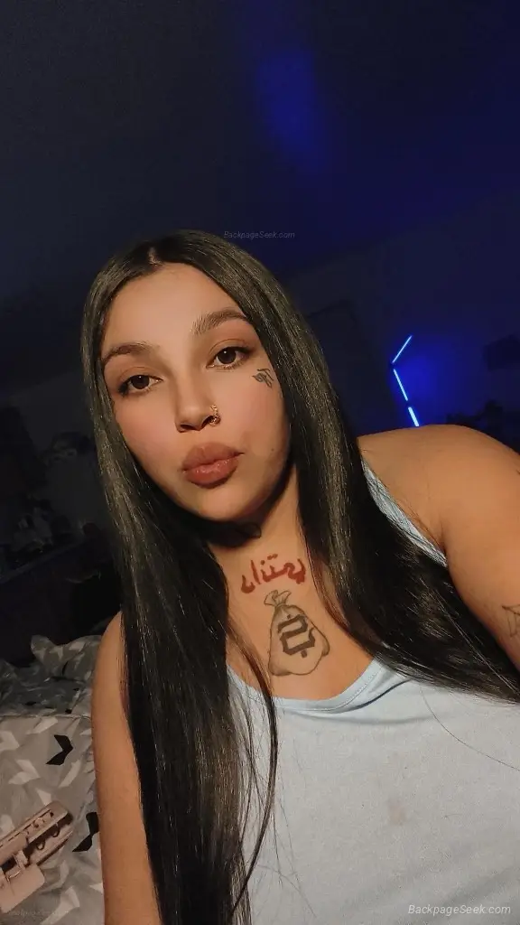 Busty Babe waiting to please you Available now