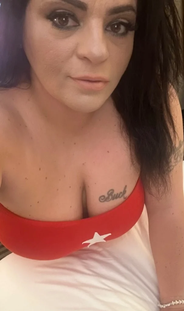 Busty Hott Babe in Philadelphia – Women Seeking Men photo 2