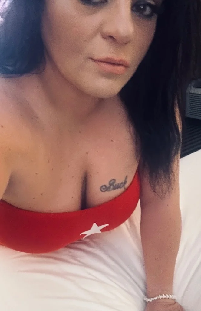 Busty Hott Babe in Philadelphia – Women Seeking Men photo 4