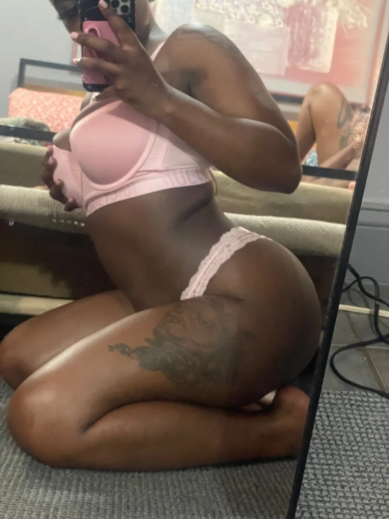 Afternoon SPECIALLSSSSHey daddy I have OUTCALL & CARDATE Specials Cum have