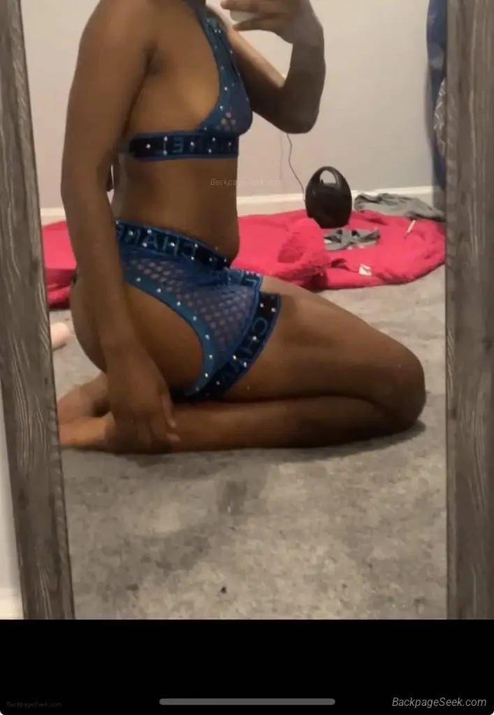 CARPLAY CONDOM ONLY Hey my period is on Im available Ss 80 head only