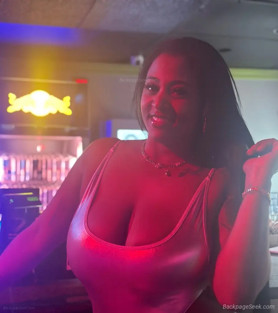 Laura Hot girl visiting the city