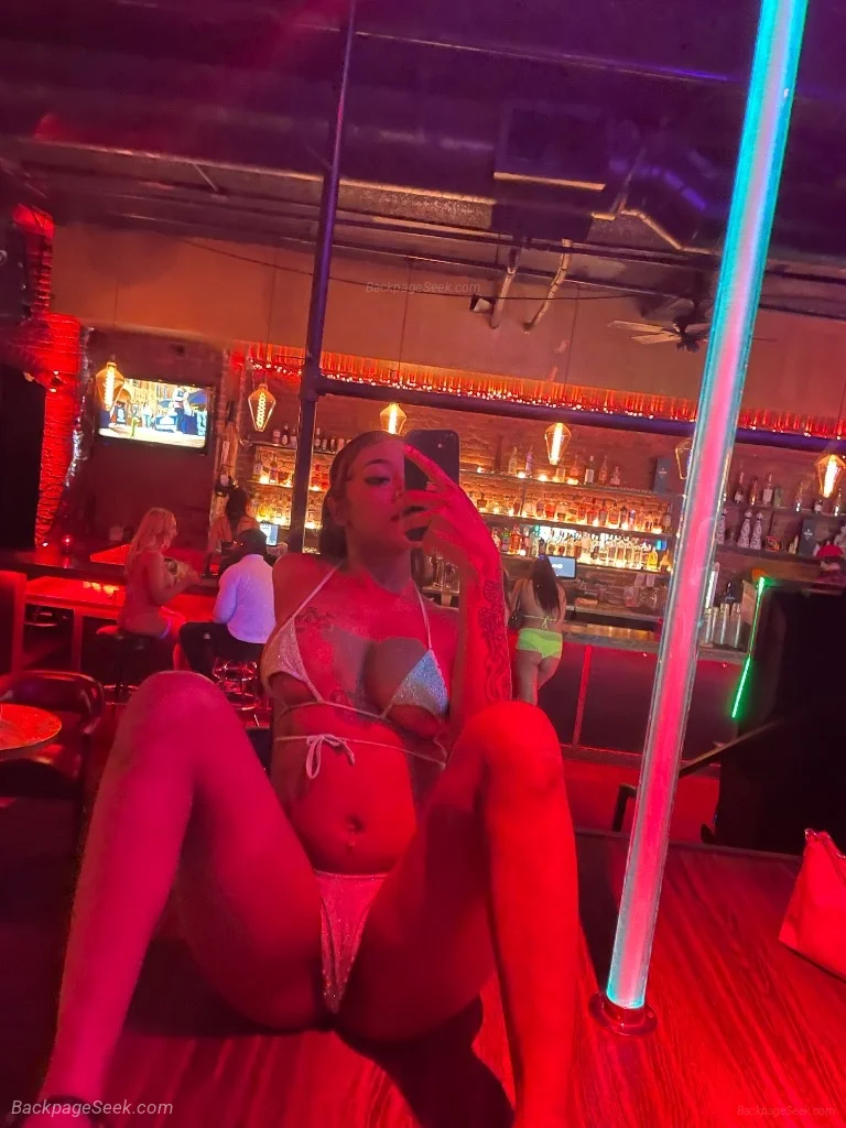 I'm the kind of girl who can match your sarcasm keep you lau... in Portland – Women Seeking Men photo 3