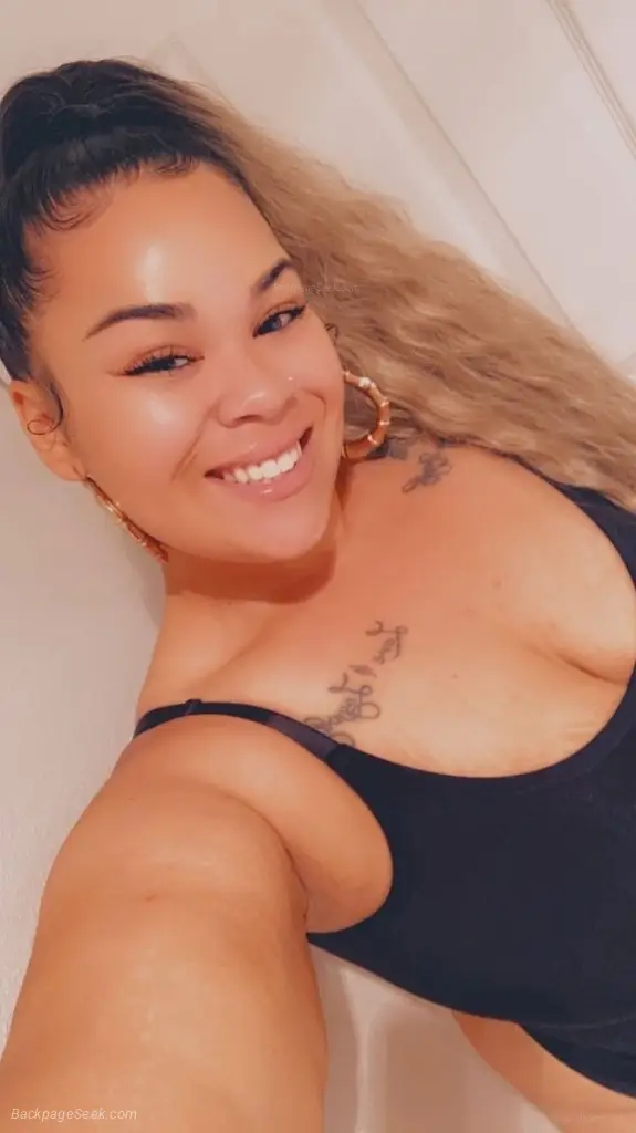Sexy Voluptuous Islander