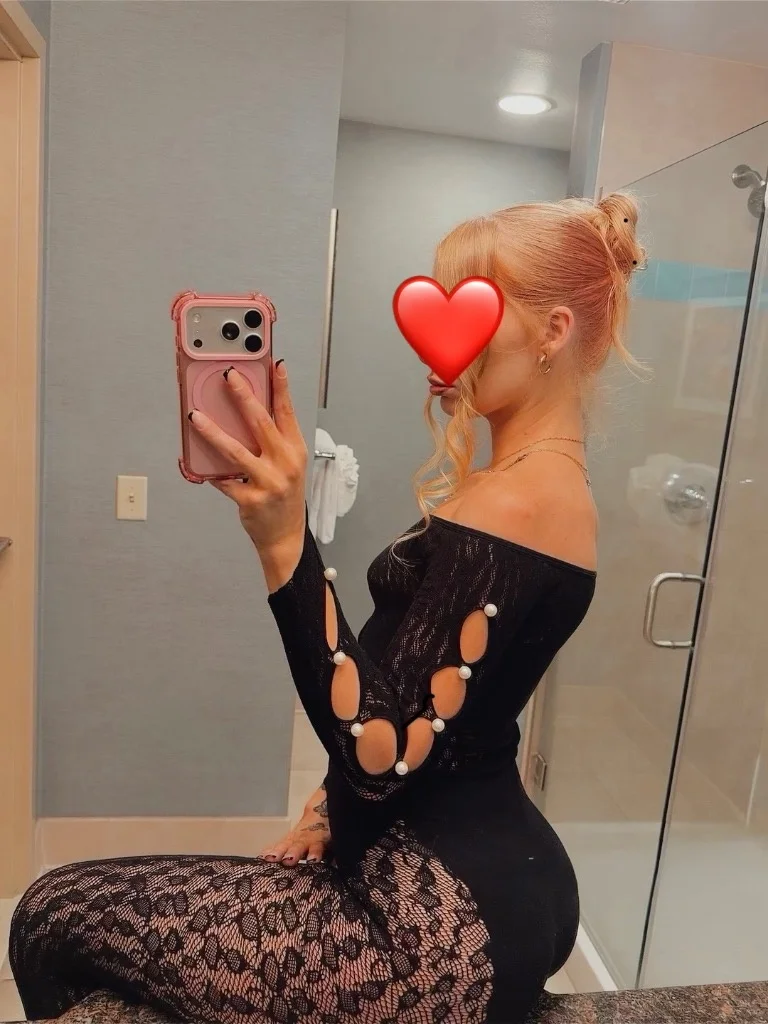 strawberry blonde beauty in Reno - Women Seeking Men photo 3