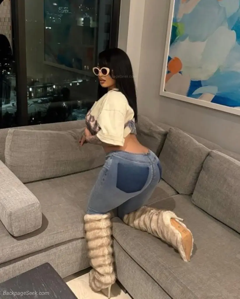 LATINA Hi babes back in town lets play