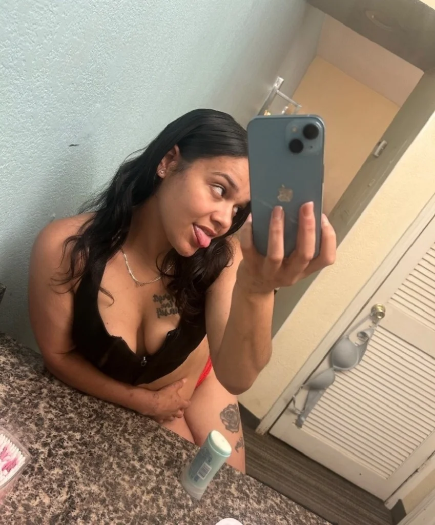 I am 24 Years older Hot Sexy girl Ready To Service Outcall Incal Car