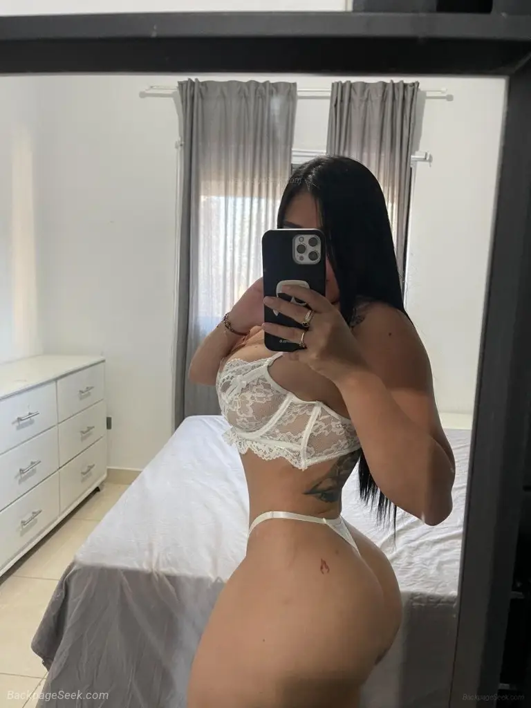 chica amable y complaciente lista para disfrutar contigo de sexo y