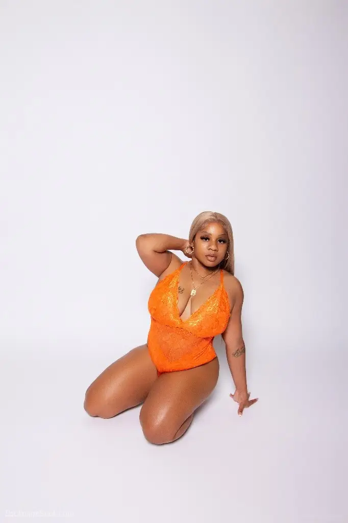 Fun Size Mixed Babe Your Place in San Diego – Women Seeking Men photo 4