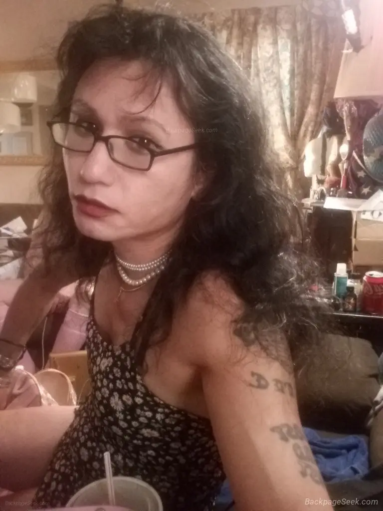 all she does is suck dick all day everyday in San Fernando Valley – Women Seeking Men photo 4