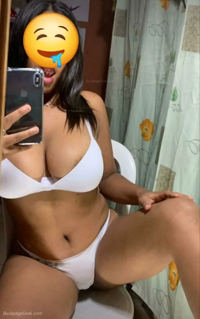 Jovencita esperandote muy caliente para desestresarte