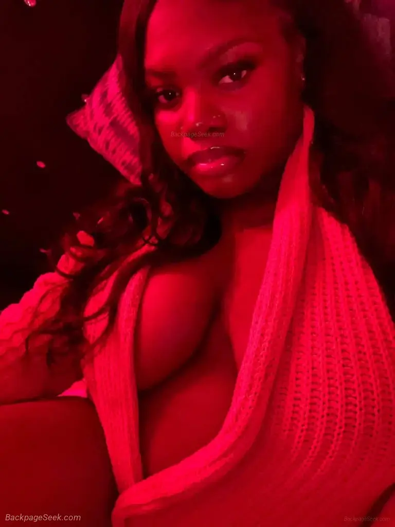 SEXY YOUNG DARKSKINNED BABE
