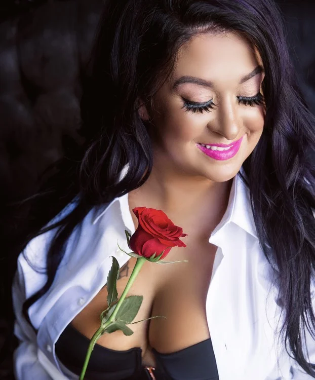 Charismatic Voluptuous Burnette in Seattle – Women Seeking Men photo 4