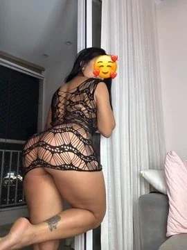 Latina joven y coqueta con lindo cuerpo fotos reales
