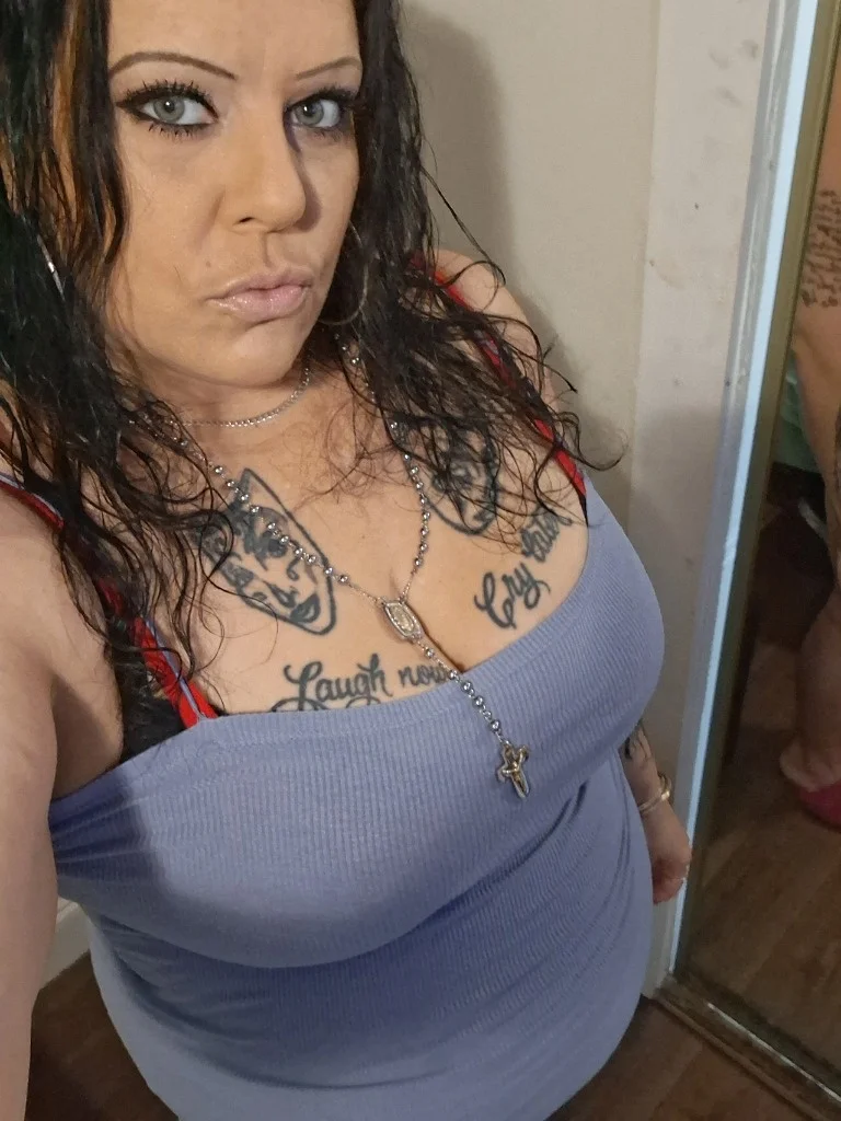 Feeling a little hot and bothered Let my curves charm and at... in Tampa – Women Seeking Men photo 2